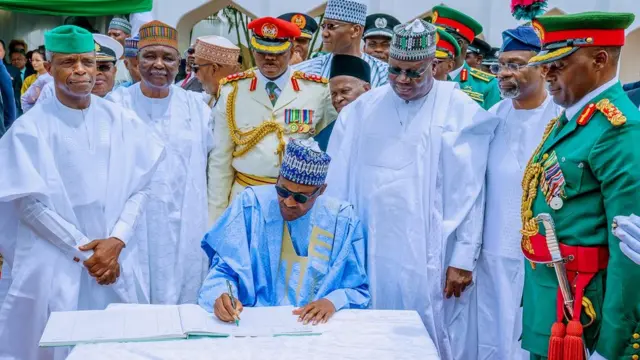 Shugaba Muhammadu Buhari tare da mataimakinsa Osinbajo da manyan jami'an gwamnati yayin bikin 'yancin mulkin kai na shekara 59
