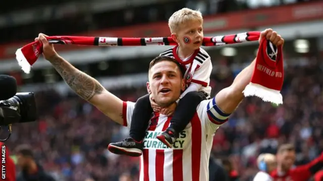 Billy Sharp et son fils célèbrent la promotion de Sheffield United du championnat à la Premier League