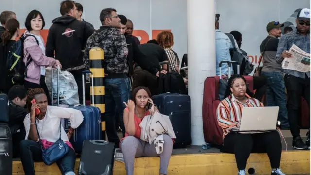 Des passagers à l'aéroport international Jomo Kenyatta de Nairobi, en mars 2019