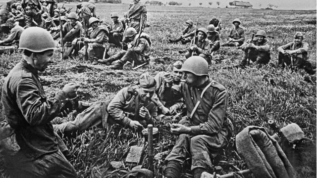 Радянські солдати на привалі під час маршу, 1944 рік