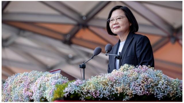 蔡英文提到，台海和平是两岸彼此共同责任，“台湾无法单独承担”。