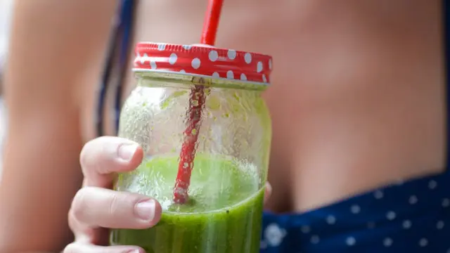 Más de uno compra un paquete de "desintoxicación" que le exigirá beber solo jugos durante tres días.