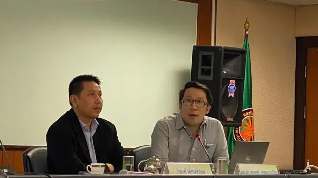 ผศ.ดร. พรเทพ เบญญาอภิกุล (ขวา) และ นายวิฑูรย์ เลี่ยนจำรูญ