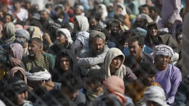 Afganos en la frontera con Irán