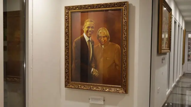 ஓவியர் ஏ.பி.ஸ்ரீதரின் 95 ஓவியங்கள் மணிமண்டபத்தில் இடம்பெற்றுள்ளன.