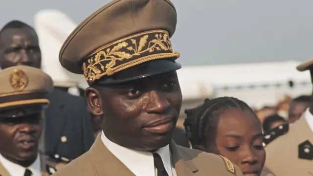 Gnassingbé Eyadèma, en tenue militaire avec képi sur la tête