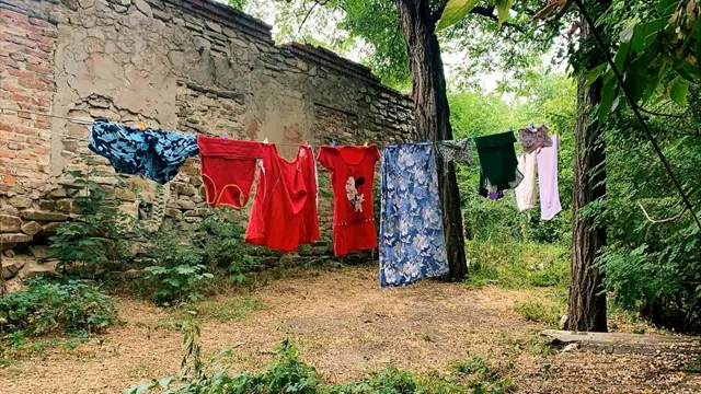 Белье сушится во дворе дома