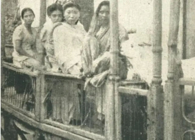 అప్పటి కొత్త చట్టానికి వ్యతిరేకంగా బొంబాయిలో వ్యభిచార వృత్తిలో ఉన్నవారు నిరసన తెలిపారు