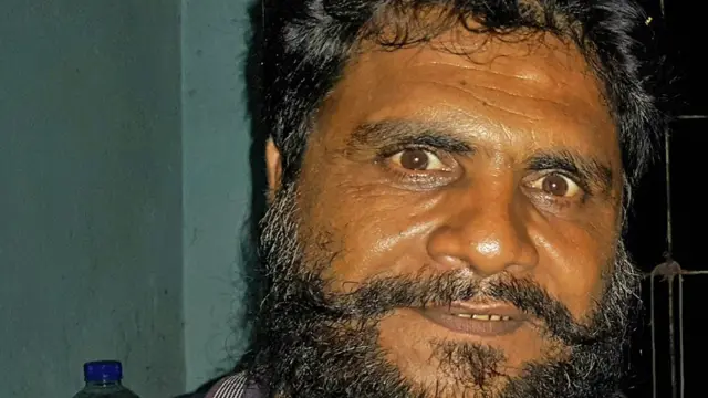 মাস্টার বাহিনীর প্রধান কাদের মাস্টার ( আসল নাম মোস্তফা শেখ), আত্মসমর্পণের আগে।