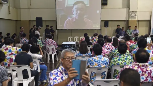 นายทักษิณ ชินวัตร สไกป์มาอวยพรสมาชิกพรรคเพื่อไทย