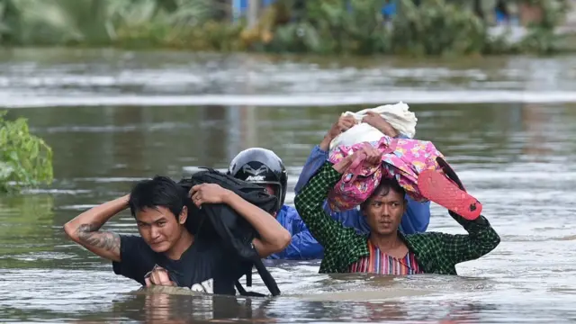 ရေးမြို့က နေရာတစ်ချို့မှာ နေအိမ်တွေ ပြိုကျတာ၊မျောပါတာတွေရှိ