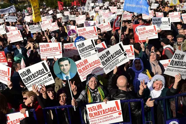 "20 Kasım 2016'da protestocular HDP'li vekillerin tutuklanmasını protesto etmek için buluştular, "teslim olmayacağız" yazan pankartlar taşıdılar.