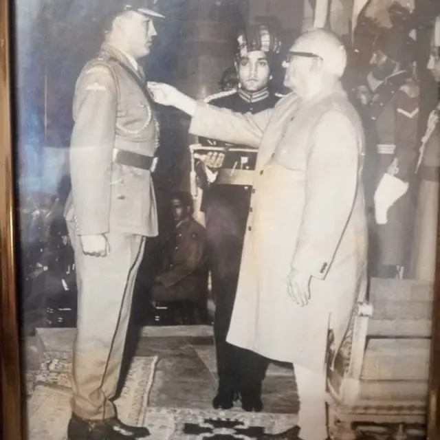 ভারতের রাষ্ট্রপতির হাত থেকে বীর চক্র খেতাব নিচ্ছেন অশোক তারা