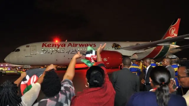 Pessoas celebram chegadacs roletaavião da Kenya Airways