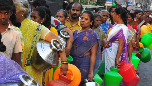 லாரிகள் மூலம் கோவைவாசிகளுக்கு குடிநீர் அளிக்கப்படுகிறது