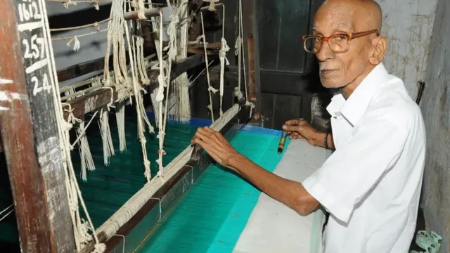 பொதுமுடக்கத்தால் வாழ்வாதாரத்தை இழந்து நிற்கும் தமிழக நெசவாளர்கள்