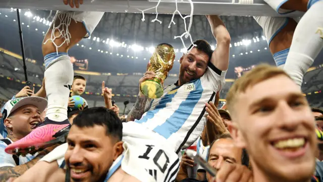 18betsport comdezembro: Lionel Messi, da Argentina, comemora com o troféu da Copa do Mundo após a vitória da seleção contra a França no Estádio Lusail (fotobetsport comDavid Ramos)