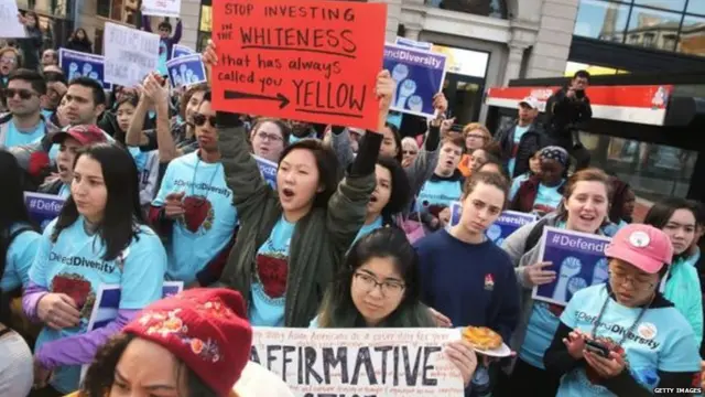 ਰੂੜ੍ਹੀਵਾਦੀ ਕਾਰਕੁਨ ਐਡਵਰਡ ਬਲੱਮ ਵੱਲੋਂ ਬਣਾਏ ਗਏ ਸਟੂਡੈਂਟਸ ਫ਼ਾਰ ਫੇਅਰ ਐਡਮਿਸ਼ਨਜ਼ ਗਰੁੱਪ 'ਚ ਸ਼ਾਮਿਲ ਪ੍ਰਦਰਸ਼ਨਕਾਰੀ