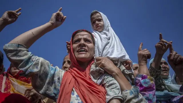 নিরাপত্তারক্সীদের দিকে বিক্ষোভকারীরা পাথর ছুঁড়ে মারলে সহিংসতা ছড়িয়ে পড়ে