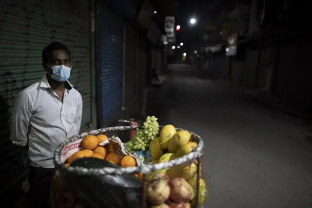 काठमाण्डूमा एक फलफूल व्यापारी