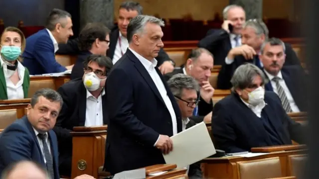 • آقای اوربان پیش از رای‌گیری برای واگذاری اختیارات ویژه به دولت در پارلمان حاضر شد