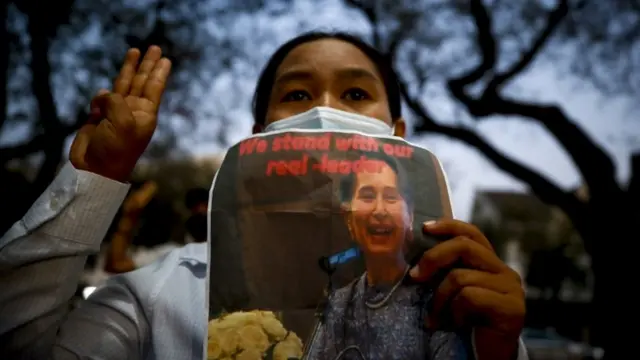 यंगून में विरोध प्रदर्शन करते युवा