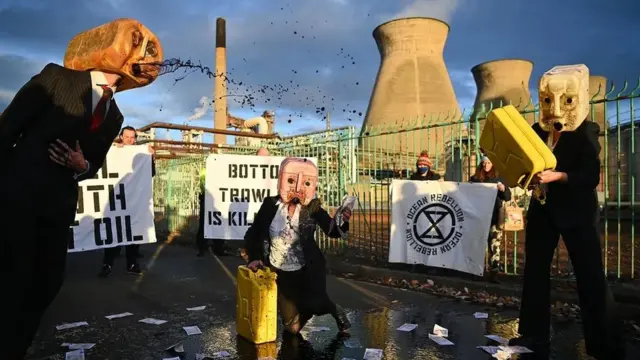 Para pengunjuk rasa, Skotlandia, November 2021