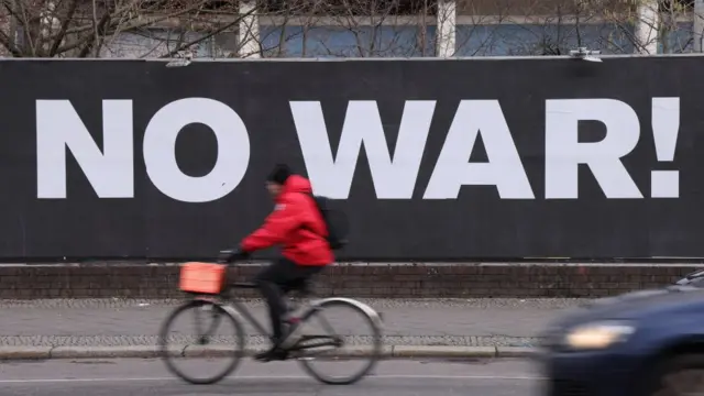 જર્મનીના બર્લિનમાં યુદ્ધવિરોધી બિલબૉર્ડ