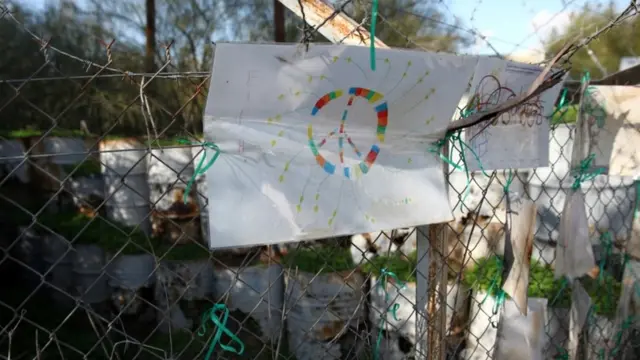Señal de la paz en la valla de la zona desmilitarizada de la ONU en Chipre