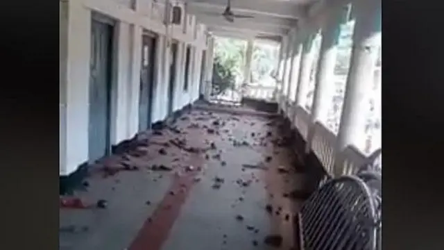 ঈদগাহ সংলগ্ন এই ভবনটিতে অবরুদ্ধ হয়ে পড়েন পুলিশ কর্মকর্তারা