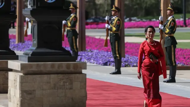 ဒေါ်အောင်ဆန်းစုကြည်ရဲ့ တရုတ်ခရီးစဉ်တိုင်းမှာ တရုတ်အစိုးရက ကော်ဇောနီခင်းပြီး ကြိုခဲ့တာပါ။