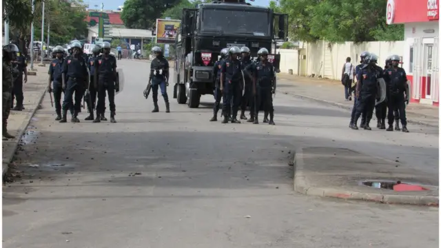 La police a barré la route aux femmes