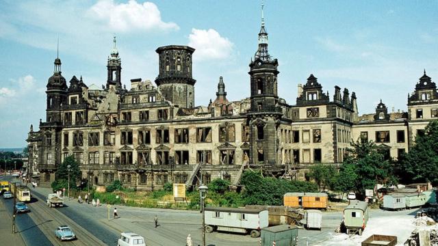 Le château de Dresde photographié en Allemagne de l'Est en 1969