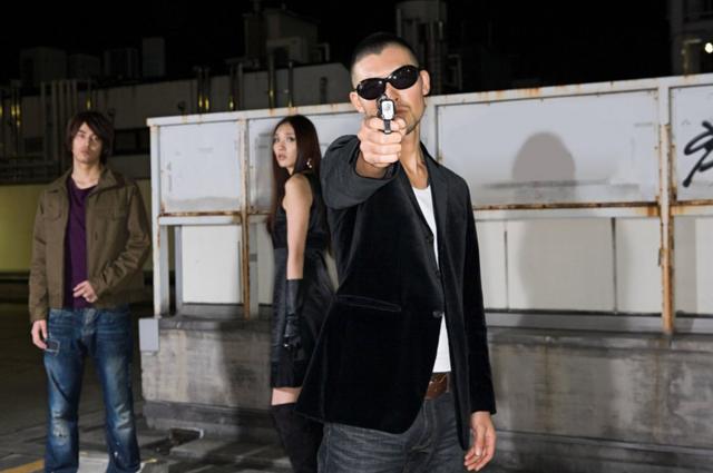 模特擺拍。現在就連日本黑幫也很少用槍。
