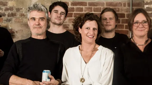 엠마 로이젤(중앙, 흰 옷)에 따르면 하룻밤 사이에 주문의 91%가 사라졌다