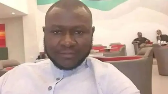 Haurace Nyandemoh assis sur une chaise