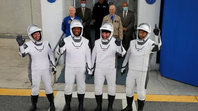 نمایش معمول دست تکان دادن فضانوردان برای خانواده و دوستانشان