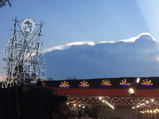 சீரியல் விளக்கால் உருவாக்கப்பட்ட கலைஞர் கருணாநிதியின் பெரிய கட்அவுட்