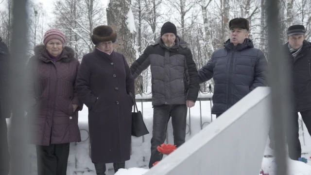 семья Смирнова на кладбище