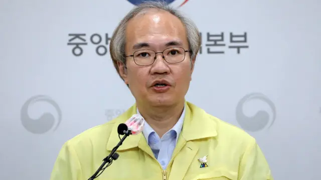 권준욱 중앙방역대책본부 부본부장은 백신이 나오더라도 최대한의 안전을 위해 다른 나라에서 50~100만 건 접종 이후 부작용 보고를 살펴본 후 국내 접종을 실시하는 게 바람직하다고 말했다