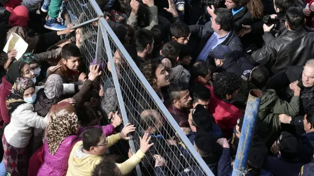 تجمع اعتراضی ساکنان یک اردوگاه پناهجویان در آتن،