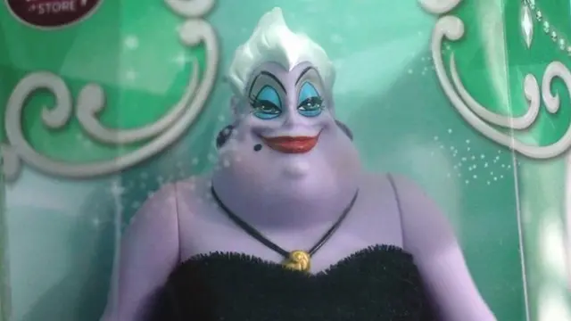 汪綺房間的烏蘇拉公仔裝在包裝盒裏避免弄髒