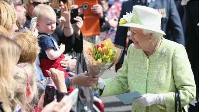 Umwamikazi asuhuza abaturage