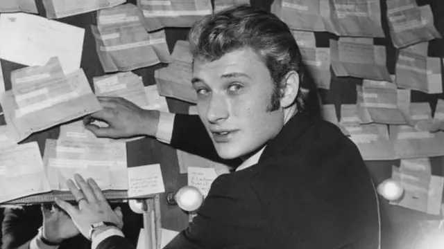 A 17 ans, il signe son premier contrat avec une maison de production. Au total, il sortira 50 albums en studio, 994 chansons.