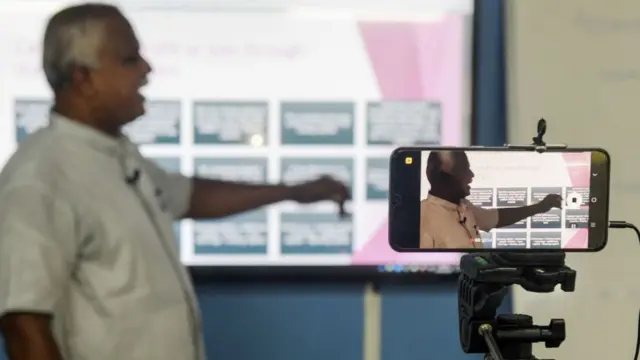 பாடமெடுக்கும் ஆசிரியர்