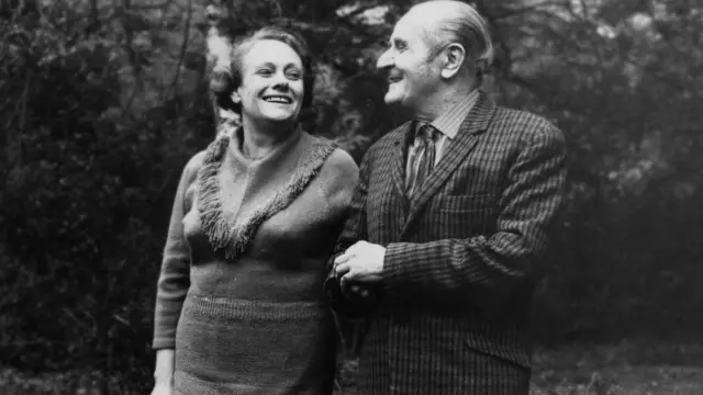 Houghton, oo 65 jir ah iyo Gee oo 56 jir ahaa-sawir laga qaaday markii xabsiga laga soo daayay sanadkii 1970-kii