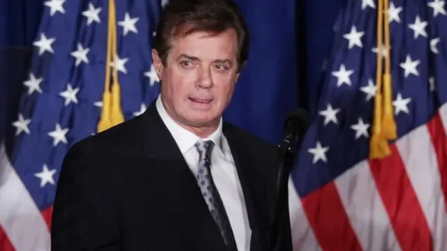 Ông Paul Manafort đứng giữa hai quốc kỳ Mỹ
