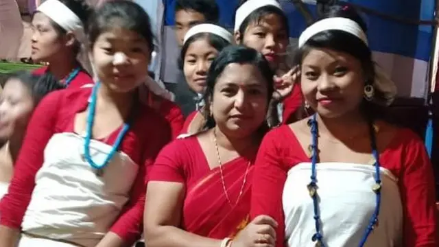 ঐতিহ্যবাহী পোশাক পরা টোটো স্কুলছাত্রীদের সাথে প্রধান শিক্ষক।