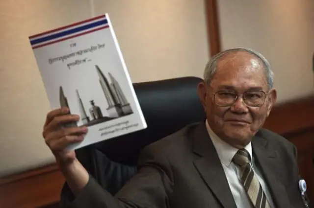 นายมีชัย ฤชุพันธ์ชูร่างรัฐธรรมนูญ