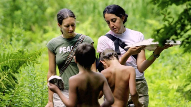 معلمات وتلاميذ